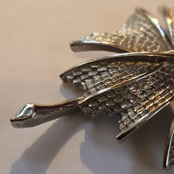 Vintage brooch abstract silver tone pin leaf leaves nature jewelry - Picture 8 of 10